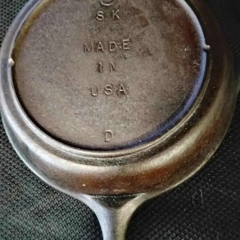 Lodge Cast iron skillet